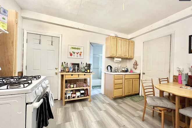 ... - SPACIOUS AND SUNNY 4 BED - AT MISSION HILL T STOP Apartments