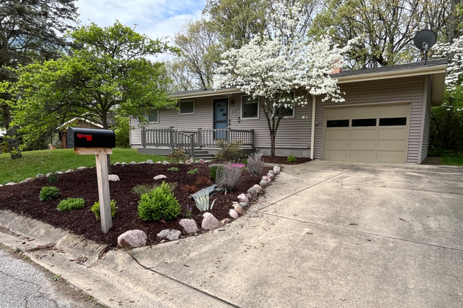 Street view - Furnished 4 bedroom / 3 bath home