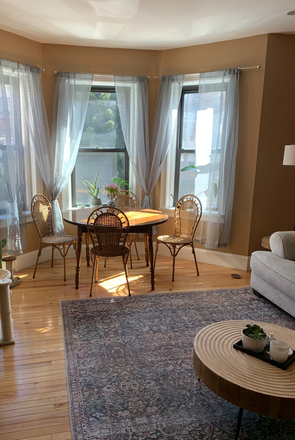 Dining room and TV - Summer Sublet by Chiswick Road T Stop - 18 min walk to BC campus Apartments