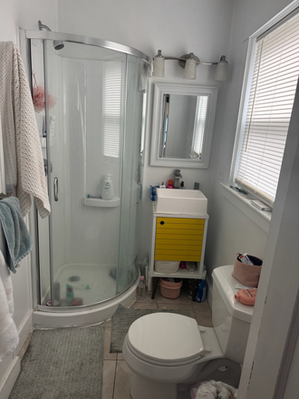 Bathroom 2 - Room for sublet in 21 Greycliff - single or shared Duplex