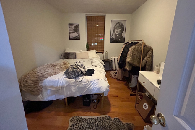 Living Space - 4 BEDROOM - HANOVER ST, NORTH END APARTMENT! AVAILABLE!