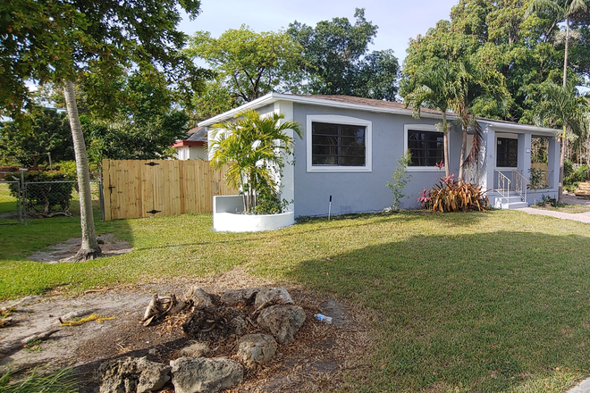 Front - GREAT LOCATION - 3 BEDROOMS / 1.5 BATHROOM PRIVATE HOME WITH YARD