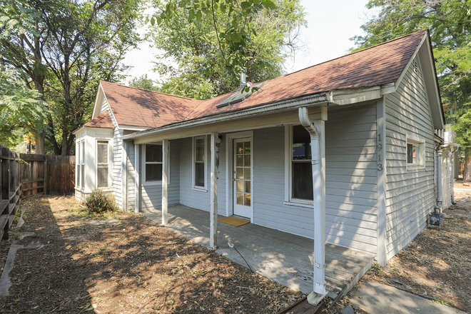 Front Porch - Single Room with Private Bathroom: Goss Grove