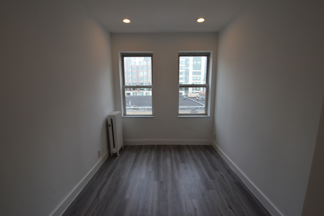 . - 3 Bedrooms (2Split layout) on Peterborough St- minutes from campus! Avail 9/1 Apartments