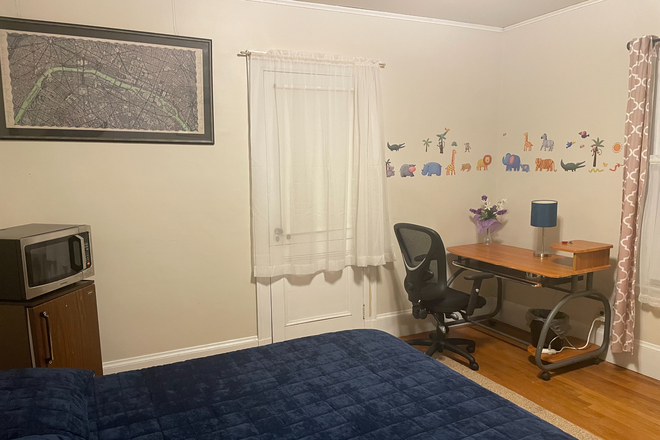 desk with comfortable desk chair - Sunny room. 5-minute walk to campus,  all utilities plus internet  included, kitchen House