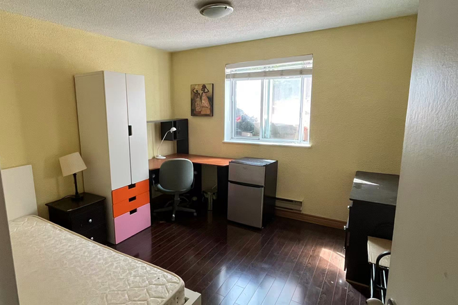 bedroom - 1 Furnished bedroom in sunny townhouse condo near UTM