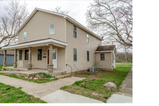 FRONT - NICE BIG ROOMY HOUSE 1 MILE FROM CAMPUS