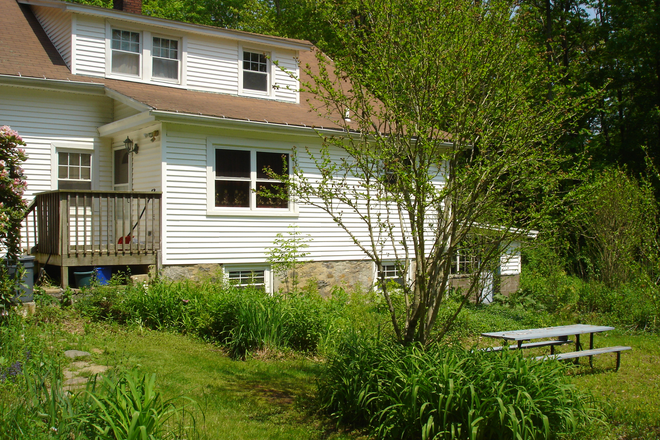 Exterior - Large 4 br 1.5 Ba Apartment 15-20 Min from UCONN