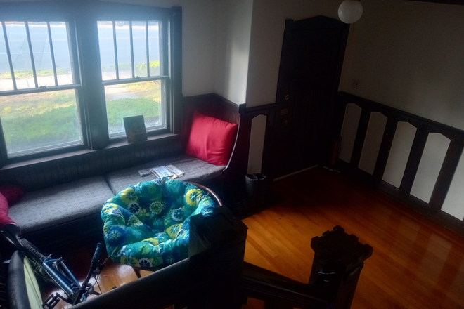 Lobby / Mud room - One bedroom in a 3-bedroom apt, bus line to MIT