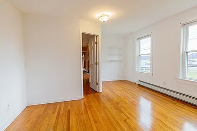 1st foor - livingroom - Duplex - 2 units - each 3 bedrooms - farmhouse with view of Holyoke Range