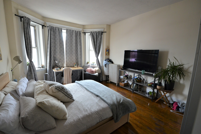 Bedroom1 - 3 Bedroom Apartment on Peterborough - Available 9/1/26