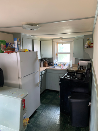 Kitchen - Apartment Close to Campus