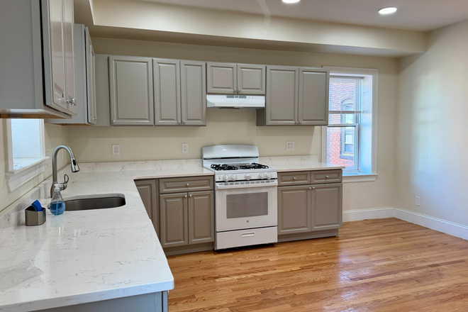 1 - Spacious 3-Bed, 2-Bath Apartment in North Cambridge – Prime Mass Ave Location