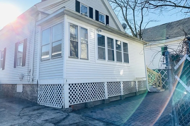 Front - 4 Bedrooms Close to UML and MBTA House
