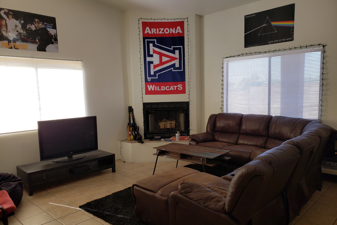 Spacious living room - 5 bedroom home near UofA and Banner UMC