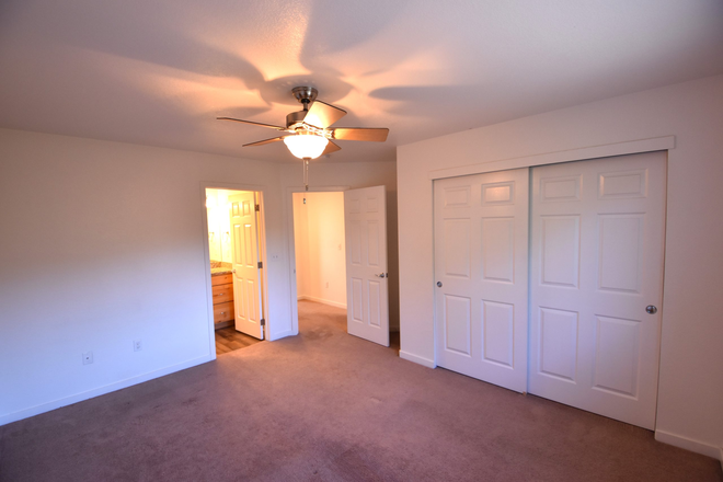 Room - Room in House 6 Minute drive from Campus