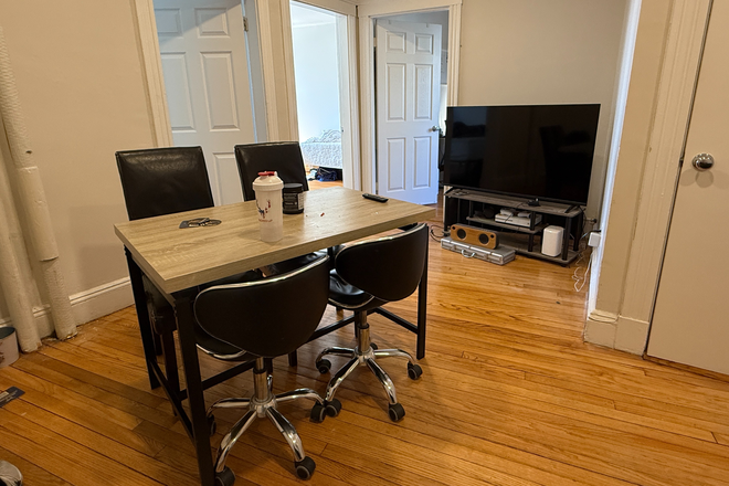 living room - Modern Cleveland Circle 3 bed with a pool - NO Fee! Apartments