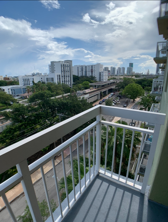 METRORAIL across street - Walk to JMH Miller  priv bath