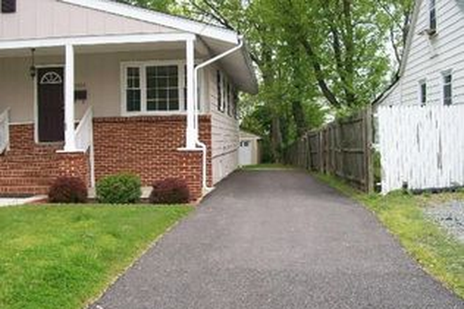 Driveway - Large bedroom in house close to campus with garage