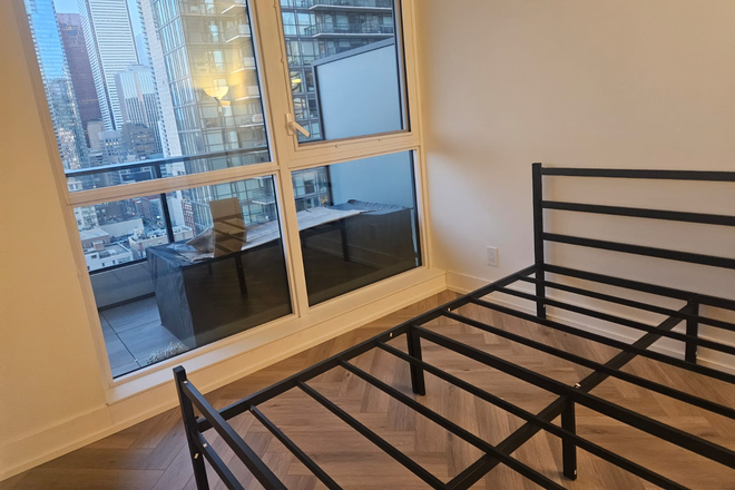 Bedroom - Private bedroom & bathroom in a 2Bed/2Bath apartment