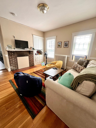 1 - JUNE 2027 | 5 Bed, 2 Bath | Medford Duplex | Water Included | No Broker Fees! Duplex