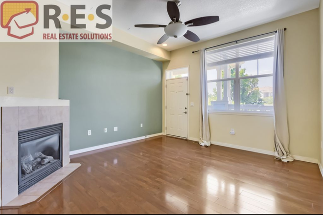 Entryway - 3 bedroom 4 bathroom townhouse