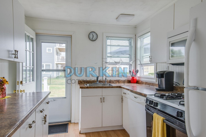 Kitchen - Clean 3 Bedroom in Scarborough Beach Area. APPLY NOW WITH NO FEE www.durkincottages.com House