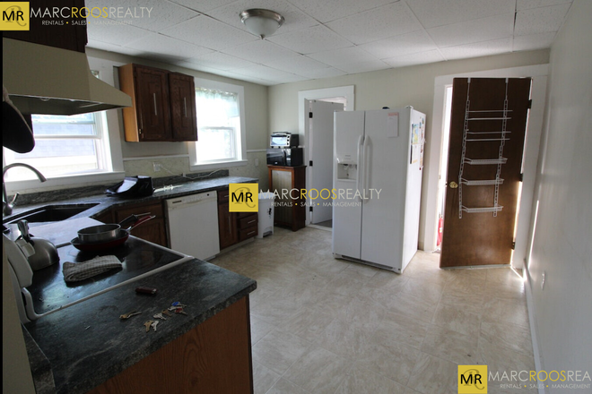 Call NOW for showings! 617-236-8600 - DOW ST - *6/1/2026* TOP 2 FLR DUPLEX 5BR W/ 2 BATH, 3 DECKS, TNDM PRKNG, EIK, DW, LNDRY IN BLDNG! Apartments