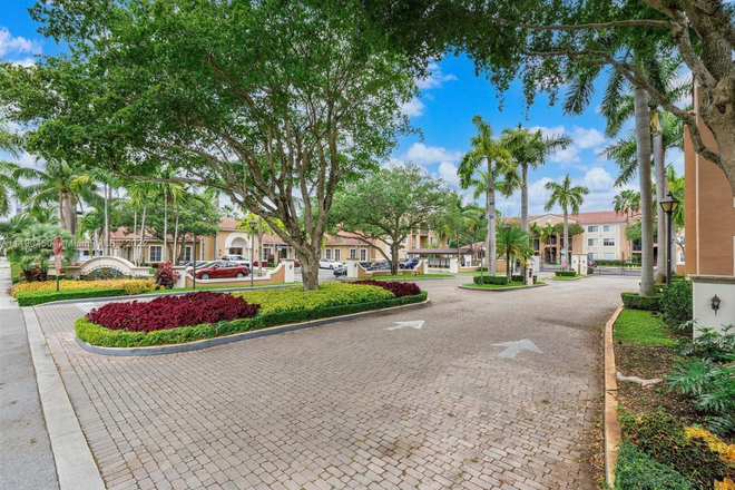 Entry to community - Gables Court, less than 10 minutes to campus Condo