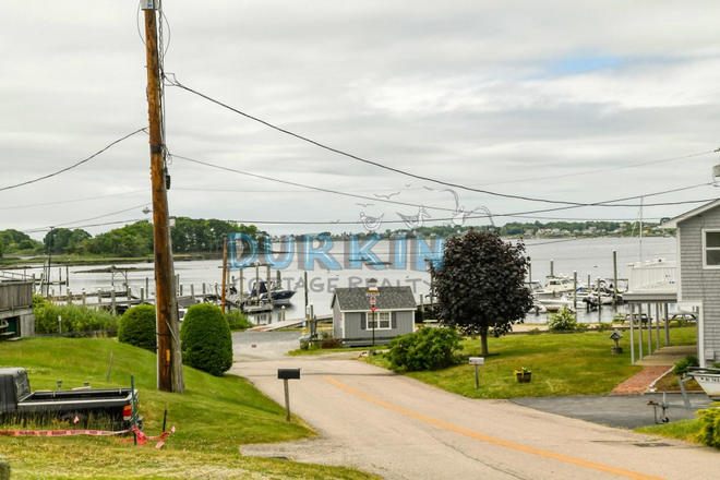 view - Spacious living area with deck in Narragansett House