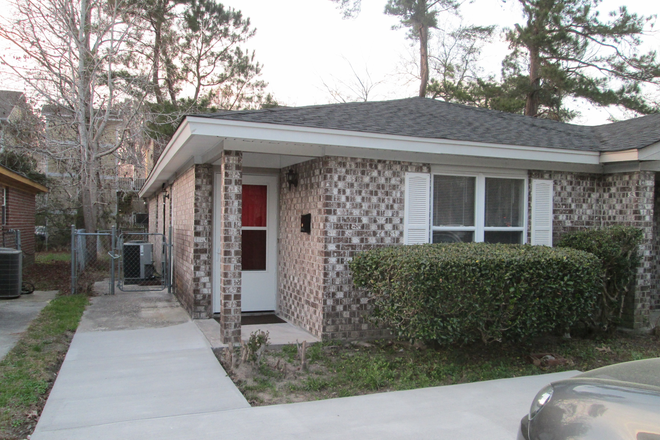 FRONT VIEW:  DOUBLE DRIVEWAY, SMALL PORCH, FENCED YARD - WEST ASHLEY CHARLESTON Duplex