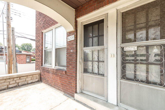 Building Front - 4214 Neosho St, St. Louis, MO 63116 Apartments