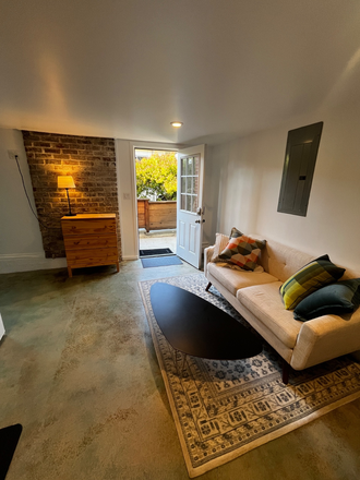 living area--entrance - charming studio+ unit in convenient Richmond Annex