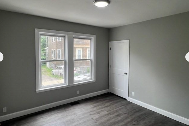 Room - Apartment, Next to Train Station and Shuttles