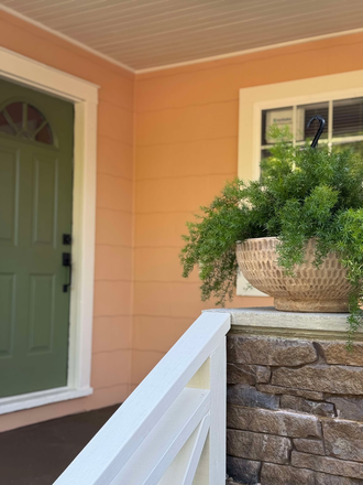 Exterior - Cottage style house on North 25th, across from USM