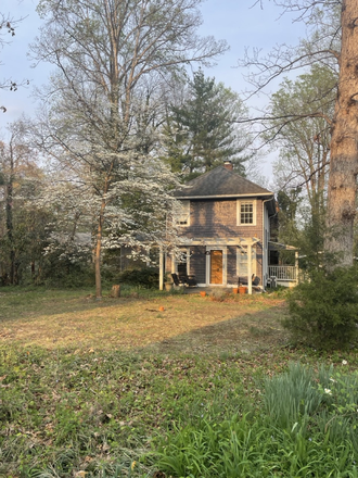 House from the front - Charming 1920s house, family-friendly and walkable to UVA