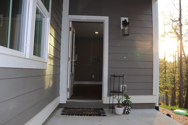 Entryway - Exceptionally Quiet 1 Bedroom Apartment