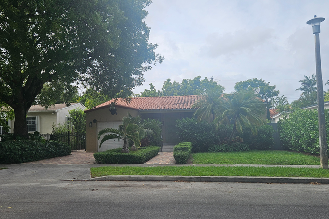 Full Size efficiency apartment in Coconut Grove -Silver Bluff area - New efficiency near UM & Metro w/Full Bathroom & Kitchen - Avail SEPT (Utilities included) House