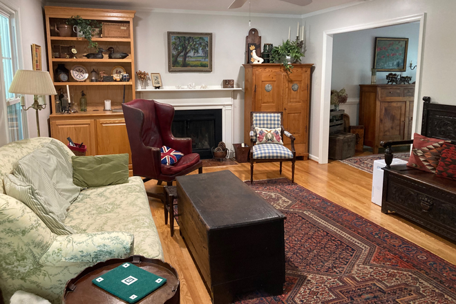 Den - Light and Sunny Colonial Style House in quiet Neighborhood