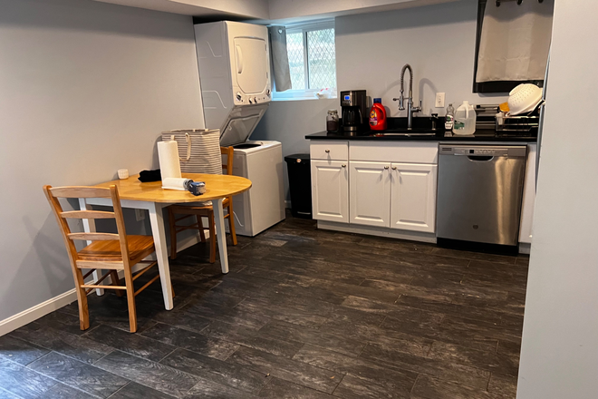 . - 7 bedrooms/3 blocks to Healy circle