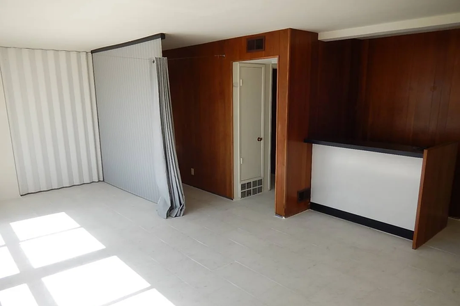 living room - Highland Place - 2 BD/1 BA - Northside - one room available (double for $825 or single for 1650