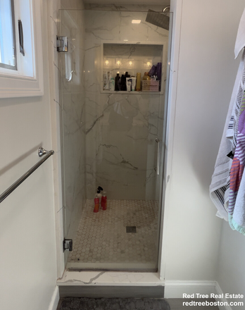 ... - 4 BED WITH IN-UNIT LAUNDRY AND YARD Duplex