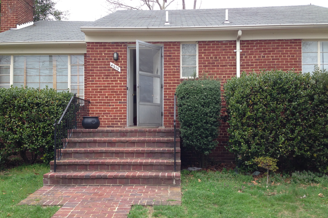 Front of the house - One ROOM In a 5-Bedroom/ 3 bath group area near GU Hospital - FOXHALL Area