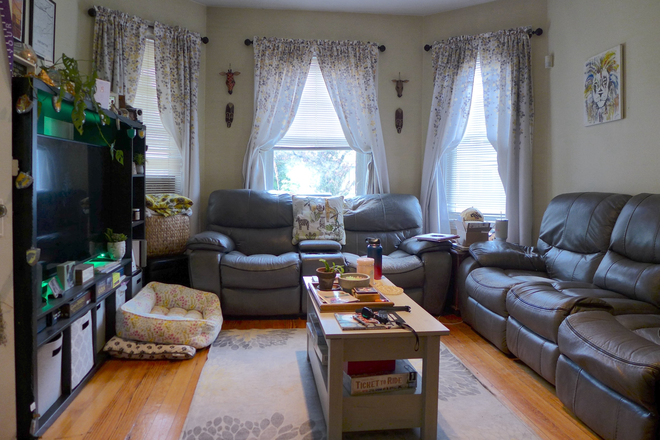 bostonrealtyonline.com - Bright Oak Square 2-Bed with In-Unit Laundry and Outdoor Retreat