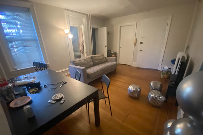 Living Room - Decorative 3 Bdrm 2Bath apartment- A must see