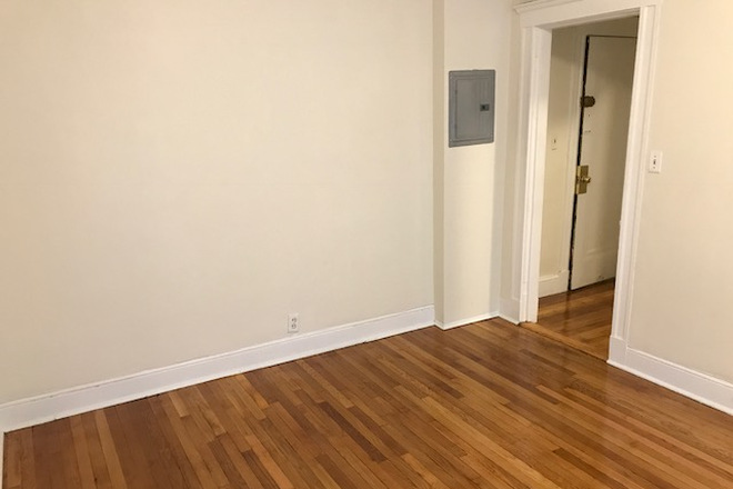 hubrealtyproperties.com - Generous sized studio, walking distance to top universities, don't wait Apartments