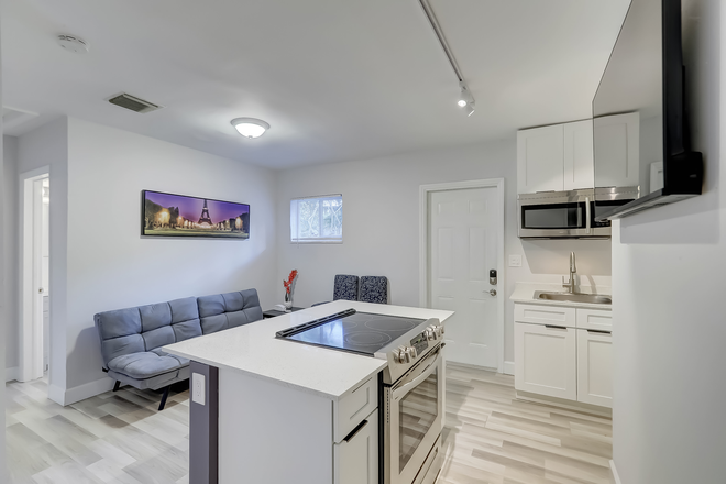 Kitchen area - Furnished 2 bed/1 bath in Riverside Park,  Ft. Lauderdale! (12 month lease, but negotiable) Triplex