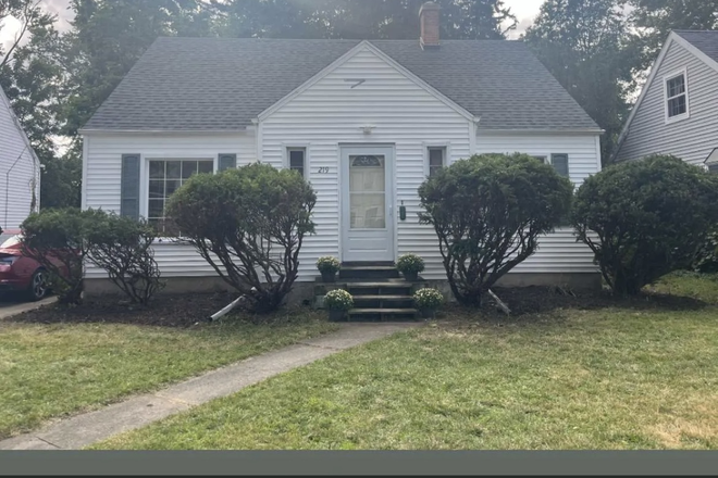 Outside house - 219 Durand Street Lease Takeover May 5th - July 31st House