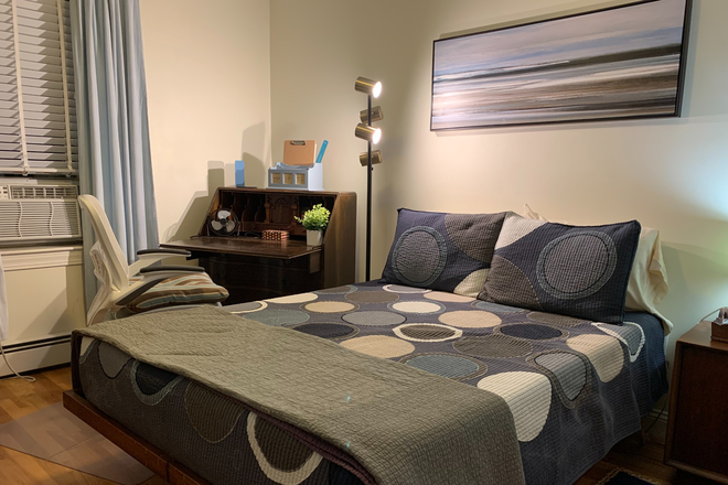 blue/brown bedroom available on 4/12/2026 - $1200 modern, sunny room – Victorian home near T/commuter rail to downtown Boston