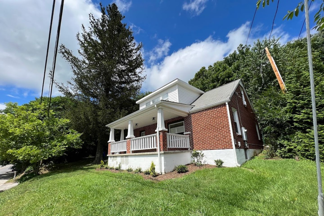  - *RENOVATED KITCHEN AND BATHS!* 2 Bedroom, 2.5 Bath House